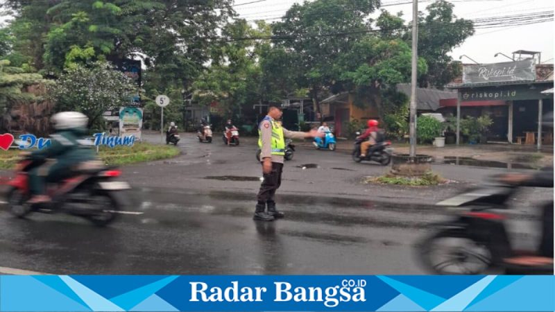 Petugas Polsek Tikung melakukan pengaturan lalu lintas dalam kegiatan Commander Wish di Simpang Tiga Tikung dan Simpang Tiga Pule, Senin (4/5/2026). (Foto Dok Ho/RadarBangsa.co.id)