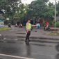 Petugas Polsek Tikung melakukan pengaturan lalu lintas dalam kegiatan Commander Wish di Simpang Tiga Tikung dan Simpang Tiga Pule, Senin (4/5/2026). (Foto Dok Ho/RadarBangsa.co.id)