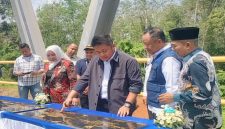 Herman Deru meresmikan jembatan di Desa Ciptodadi, Musi Rawas, Jumat (8/5/2026). (Foto Dok Ho/RadarBangsa.co.id)