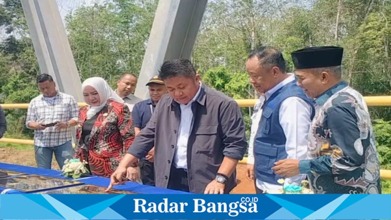Herman Deru meresmikan jembatan di Desa Ciptodadi, Musi Rawas, Jumat (8/5/2026). (Foto Dok Ho/RadarBangsa.co.id)