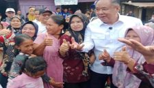 Wagub Sumsel Cik Ujang meninjau jembatan putus di Desa Sukamenang Muratara pascabanjir, Jumat, 8 Mei 2026 (Foto Dok Ho/RadarBangsa.co.id)
