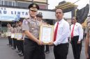 Kapolres Lamongan AKBP Arif Fazlurrahman menyerahkan penghargaan kepada anggota berprestasi saat upacara di Mapolres Lamongan, Senin (4/5/2026). (Foto Dok Ho/RadarBangsa.co.id)