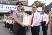 Kapolres Lamongan AKBP Arif Fazlurrahman menyerahkan penghargaan kepada anggota berprestasi saat upacara di Mapolres Lamongan, Senin (4/5/2026). (Foto Dok Ho/RadarBangsa.co.id)