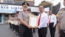 Kapolres Lamongan AKBP Arif Fazlurrahman menyerahkan penghargaan kepada anggota berprestasi saat upacara di Mapolres Lamongan, Senin (4/5/2026). (Foto Dok Ho/RadarBangsa.co.id)