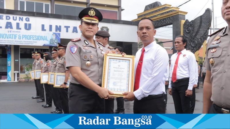 Kapolres Lamongan AKBP Arif Fazlurrahman menyerahkan penghargaan kepada anggota berprestasi saat upacara di Mapolres Lamongan, Senin (4/5/2026). (Foto Dok Ho/RadarBangsa.co.id)