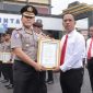 Kapolres Lamongan AKBP Arif Fazlurrahman menyerahkan penghargaan kepada anggota berprestasi saat upacara di Mapolres Lamongan, Senin (4/5/2026). (Foto Dok Ho/RadarBangsa.co.id)