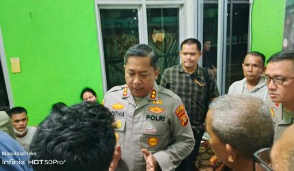Kapolres Lubuk Linggau saat mengunjungi korban kecelakaan Bus ALS di RSUD Siti Aisyah