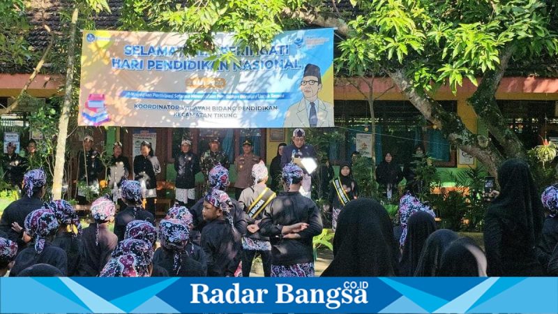 Upacara Hardiknas 2026 SDN Bakalanpule 2 Tikung Lamongan dihadiri Camat dan jajaran Forkopimcam, Sabtu, 2 Mei 2026 (Foto Dok Ho/RadarBangsa.co.id)