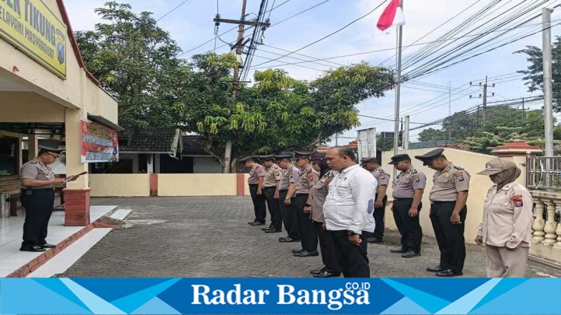Kapolsek Tikung memimpin apel siaga pengamanan libur panjang di halaman Mapolsek Tikung, Kamis, 14 Mei 2026   (Foto Dok Ho/RadarBangsa.co.id)