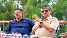 Menteri Ketenagakerjaan, Yassierli, saat berdialog dengan petani Papandayan di Garut terkait program pelatihan agroforestry. Minggu, 9 Mei 2026  (Foto Dok Ho/RadarBangsa.co.id)