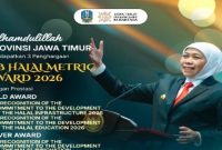 Wagub Jatim menerima penghargaan UB Halal Metric Award 2026 di Malang, Selasa (5/5) (Foto Dok Ho/RadarBangsa.co.id)