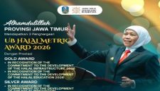Wagub Jatim menerima penghargaan UB Halal Metric Award 2026 di Malang, Selasa (5/5) (Foto Dok Ho/RadarBangsa.co.id)