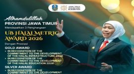 Wagub Jatim menerima penghargaan UB Halal Metric Award 2026 di Malang, Selasa (5/5) (Foto Dok Ho/RadarBangsa.co.id)