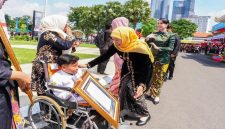Gubernur Khofifah Indar Parawansa saat Upacara Hardiknas 2026 di Gedung Negara Grahadi, Surabaya, Minggu (4/5/2026). (Foto Dok Ho/RadarBangsa.co.id)