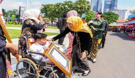 Gubernur Khofifah memimpin Upacara Hardiknas 2026 di Grahadi bersama Paskibra gabungan SD SMP SMA Jawa Timur