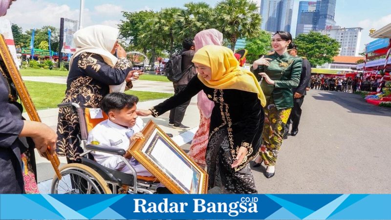 Gubernur Khofifah Indar Parawansa saat Upacara Hardiknas 2026 di Gedung Negara Grahadi, Surabaya, Minggu (4/5/2026). (Foto Dok Ho/RadarBangsa.co.id)