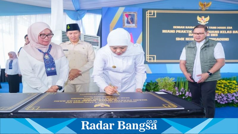 Gubernur Jawa Timur Khofifah Indar Parawansa meresmikan revitalisasi 45 SMA, SMK, dan SLB di Tulungagung, Trenggalek, dan Pacitan. Kamis, 14 Mei 2026 (Foto Dok Ho/RadarBangsa.co.id)