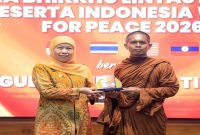 Gubernur Jawa Timur Khofifah Indar Parawansa menyambut 57 Bhikkhu lintas negara peserta Indonesia Walk for Peace 2026 di Gedung Negara Grahadi, Surabaya. Jumat, 15 Mei 2026 (Foto Dok Ho/RadarBangsa.co.id)