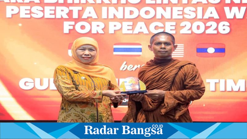 Gubernur Jawa Timur Khofifah Indar Parawansa menyambut 57 Bhikkhu lintas negara peserta Indonesia Walk for Peace 2026 di Gedung Negara Grahadi, Surabaya. Jumat, 15 Mei 2026  (Foto Dok Ho/RadarBangsa.co.id)