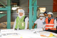 Khofifah meninjau proses produksi di PG Ngadirejo, Kediri, pekan lalu. (Foto Dok Ho/RadarBangsa.co.id)