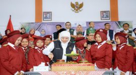 Gubernur Jatim Khofifah Indar Parawansa saat peringatan Hardiknas di Mojokerto, Sabtu (2/5/2026). (Foto Dok Ho/RadarBangsa.co.id)