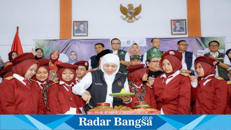 Gubernur Jatim Khofifah Indar Parawansa saat peringatan Hardiknas di Mojokerto, Sabtu (2/5/2026). (Foto Dok Ho/RadarBangsa.co.id)