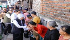 Gubernur Khofifah Indar Parawansa meninjau hasil bedah rumah tenaga keamanan SMAN 2 Surabaya, Selasa (5/5/2026). (Foto Dok Ho/RadarBangsa.co.id)