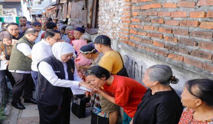 Gubernur Khofifah meninjau hasil bedah rumah tenaga keamanan SMAN 2 Surabaya