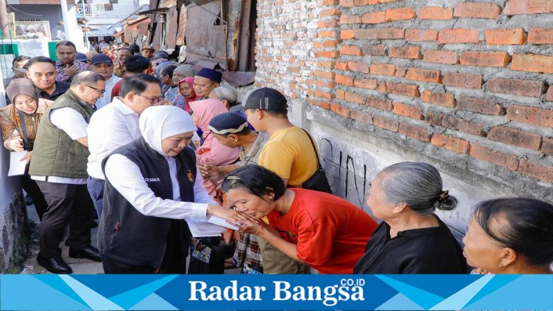 Gubernur Khofifah Indar Parawansa meninjau hasil bedah rumah tenaga keamanan SMAN 2 Surabaya, Selasa (5/5/2026). (Foto Dok Ho/RadarBangsa.co.id)