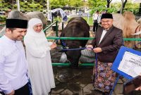 Gubernur Jatim Khofifah Indar Parawansa dan Wagub Emil Dardak mengikuti Salat Idul Adha di Masjid Nasional Al Akbar Surabaya, Rabu, 27 Mei 2026. (Foto Dok Ho/RadarBangsa.co.id)