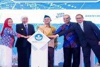Gubernur Jawa Timur Khofifah Indar Parawansa bersama Mendikdasmen Abdul Mu'ti melepas 3.600 lulusan SMK dan LKP bekerja ke luar negeri di Surabaya, Rabu, 20 Mei 2026. (Foto Dok Ho/RadarBangsa.co.id)