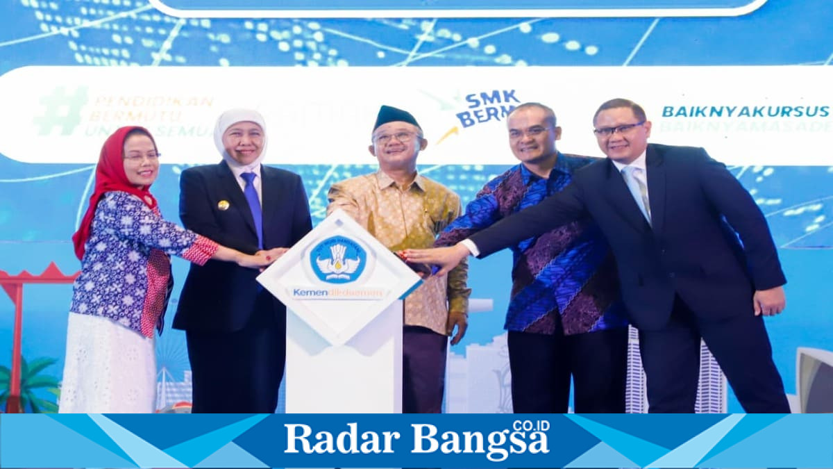 Gubernur Jawa Timur Khofifah Indar Parawansa bersama Mendikdasmen Abdul Mu'ti melepas 3.600 lulusan SMK dan LKP bekerja ke luar negeri di Surabaya, Rabu, 20 Mei 2026. (Foto Dok Ho/RadarBangsa.co.id)