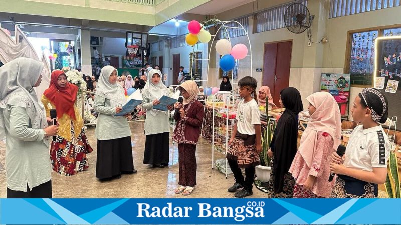 Siswa SD Al Muslim Sidoarjo belajar jualan dalam Kids Entrepreneurship Day. Sidoarjo, (Foto Dok Ho/RadarBangsa.co.id)