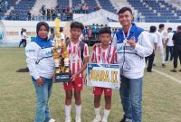 Kepala SDN Sumberbendo, Suparmi, S.Pd. (kanan), bersama Pelatih Korwil Mantup, Muhamad Frengky Febriantoro (kiri), usai tim sepak bola pelajar dari korwil Mantup  meraih Juara II di Stadion Surajaya Lamongan, Kamis (30/4/2026). (Foto Dok Ho/RadarBangsa.co.id)