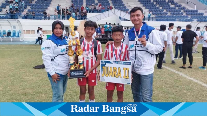 Kepala SDN Sumberbendo, Suparmi, S.Pd. (kanan), bersama Pelatih Korwil Mantup, Muhamad Frengky Febriantoro (kiri), usai tim sepak bola pelajar dari korwil Mantup  meraih Juara II di Stadion Surajaya Lamongan, Kamis (30/4/2026). (Foto Dok Ho/RadarBangsa.co.id)