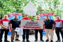 Presiden Direktur JNE menyerahkan bantuan motor kepada kurir korban pembegalan di Jakarta Barat, Rabu (6/5/2026). (Foto Dok Ho/RadarBangsa.co.id)