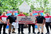 Presiden Direktur JNE menyerahkan bantuan motor kepada kurir korban pembegalan di Jakarta Barat, Rabu (6/5/2026). (Foto Dok Ho/RadarBangsa.co.id)