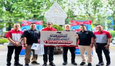 Presiden Direktur JNE menyerahkan bantuan motor kepada kurir korban pembegalan di Jakarta Barat, Rabu (6/5/2026). (Foto Dok Ho/RadarBangsa.co.id)