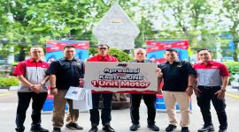 Presiden Direktur JNE menyerahkan bantuan motor kepada kurir korban pembegalan di Jakarta Barat, Rabu (6/5/2026). (Foto Dok Ho/RadarBangsa.co.id)