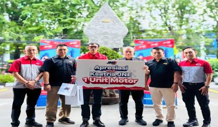 Manajemen JNE menyerahkan bantuan motor kepada kurir korban begal di Bandung