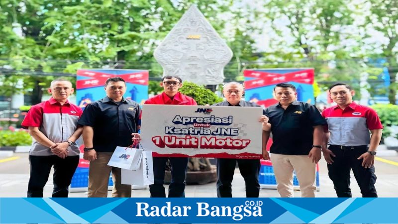 Presiden Direktur JNE menyerahkan bantuan motor kepada kurir korban pembegalan di Jakarta Barat, Rabu (6/5/2026). (Foto Dok Ho/RadarBangsa.co.id)