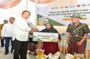Yuhronur Efendi menyerahkan bantuan pangan kepada warga di Desa Pucangro, Lamongan, Jumat (8/5/2026). (Foto Dok Ho/RadarBangsa.co.id)