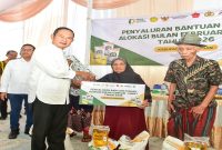 Yuhronur Efendi menyerahkan bantuan pangan kepada warga di Desa Pucangro, Lamongan, Jumat (8/5/2026). (Foto Dok Ho/RadarBangsa.co.id)