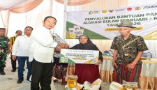 Yuhronur Efendi menyerahkan bantuan pangan kepada warga di Desa Pucangro, Lamongan, Jumat (8/5/2026). (Foto Dok Ho/RadarBangsa.co.id)