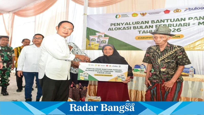 Yuhronur Efendi menyerahkan bantuan pangan kepada warga di Desa Pucangro, Lamongan, Jumat (8/5/2026). (Foto Dok Ho/RadarBangsa.co.id)