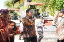 Bupati Lamongan menyerahkan bantuan combine harvester kepada tiga kelompok tani di Dinas Ketahanan Pangan dan Pertanian Lamongan, Kamis (7/5/2026). (Foto Dok Ho/RadarBangsa.co.id)
