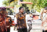 Bupati Lamongan menyerahkan bantuan combine harvester kepada tiga kelompok tani di Dinas Ketahanan Pangan dan Pertanian Lamongan, Kamis (7/5/2026). (Foto Dok Ho/RadarBangsa.co.id)