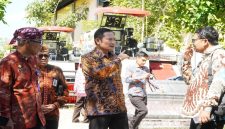 Bupati Lamongan menyerahkan bantuan combine harvester kepada tiga kelompok tani di Dinas Ketahanan Pangan dan Pertanian Lamongan, Kamis (7/5/2026). (Foto Dok Ho/RadarBangsa.co.id)
