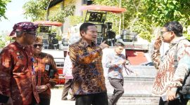 Bupati Lamongan menyerahkan bantuan combine harvester kepada tiga kelompok tani di Dinas Ketahanan Pangan dan Pertanian Lamongan, Kamis (7/5/2026). (Foto Dok Ho/RadarBangsa.co.id)