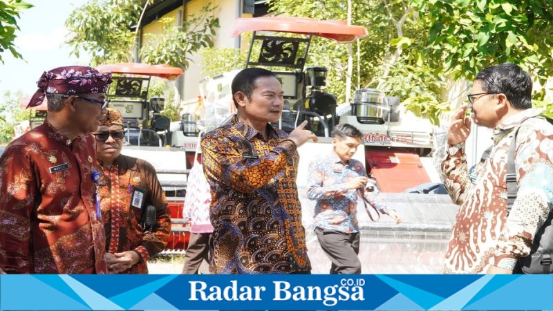 Bupati Lamongan menyerahkan bantuan combine harvester kepada tiga kelompok tani di Dinas Ketahanan Pangan dan Pertanian Lamongan, Kamis (7/5/2026). (Foto Dok Ho/RadarBangsa.co.id)